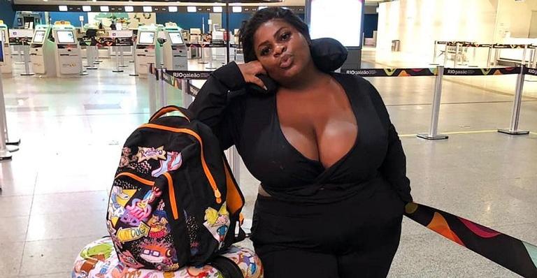 Jojo Todynho surpreende com look inusitado ao embarcar em aeroporto no Rio de Janeiro