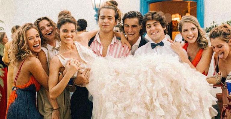 Juliane Araújo explica mão boba no casamento de Laura Neiva: ”Eu adoro pegar”
