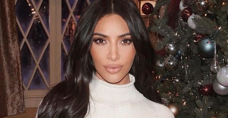Após virar notícia devido a acne, Kim Kardashian desabafa sobre doença em sua pele