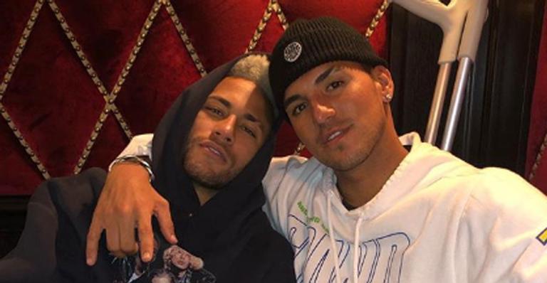 Após festa, Gabriel Medina homenageia Neymar Jr: ”Dupla”