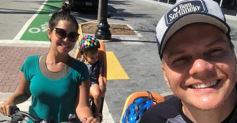 Em passeio de bicicleta com a família, Thais Fersoza brinca sobre filho ter virado meme