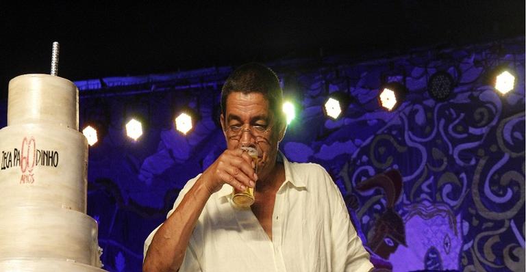 Zeca Pagodinho celebra 60 anos e distribui 5 mil litros de cerveja em festa