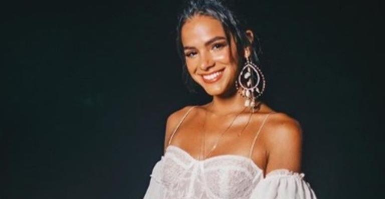 Bruna Marquezine arrasa na escolha de look decotado e brilhante para evento de moda em São Paulo