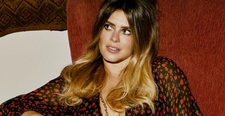 Carolina Dieckmann surpreende em ensaio fotográfico e encarna diva dos anos 70