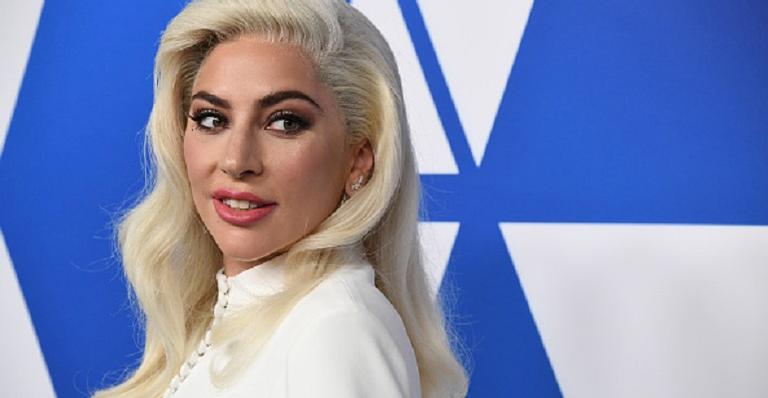 Flagra! Vídeo de Lady Gaga olhando celular de diretor viraliza na internet