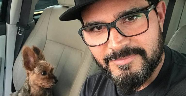 Luciano Camargo surge bem mais magro e intriga fãs: ”Está ficando estranho”
