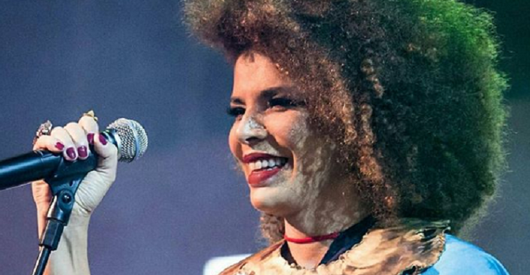 Vanessa da Mata posta raríssima foto com biquíni fio dental e celebra ‘ato político’