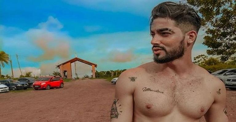 Modelo comenta beijo que deu em Pabllo Vittar no novo clipe e revela ‘amizade colorida’