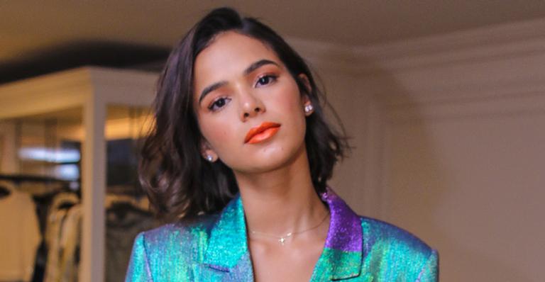 Bruna Marquezine ostenta look holográfico avaliado em aproximadamente R$ 4 mil