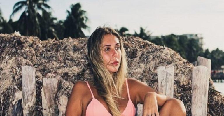 Carol Portaluppi esquenta a temperatura da web com decote generoso