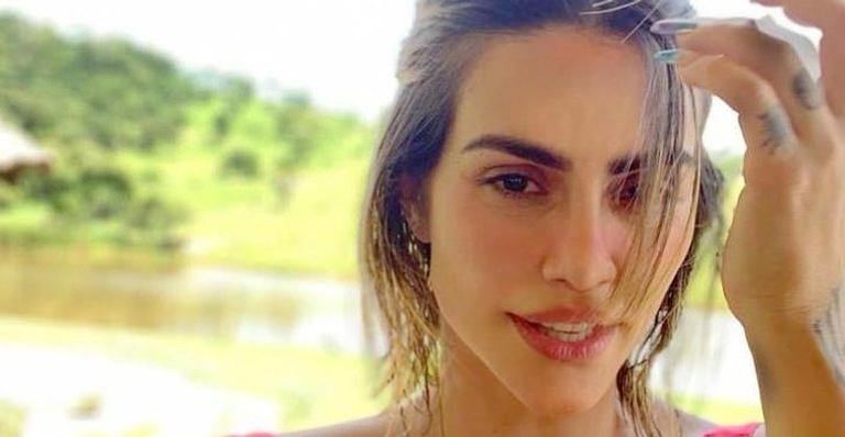 Cleo aparece em foto sensual na piscina usando lingerie e recebe declaração de amor