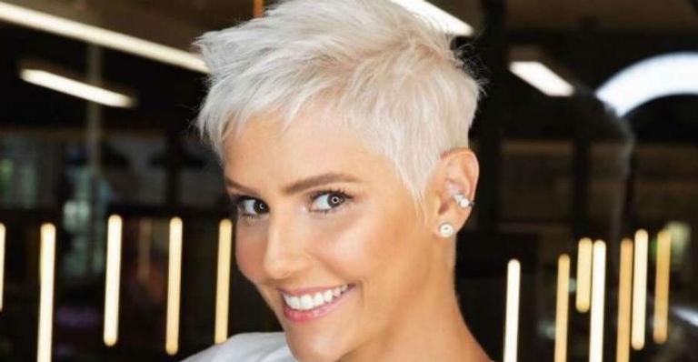 Deborah Secco surge de coelhinha sexy e exibe bumbum impecável