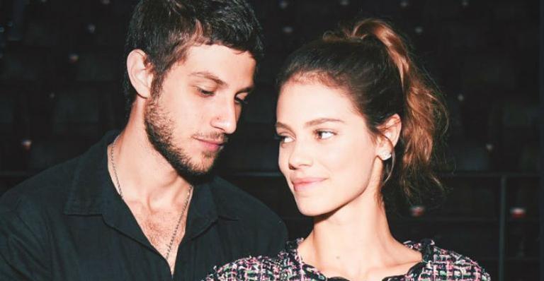 Após casamento, Laura Neiva prestigia estreia cinematográfica do marido, Chay Suede