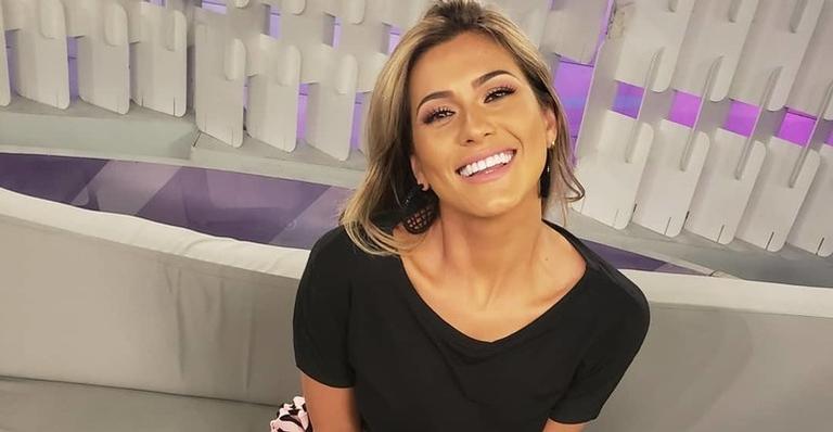 Exibindo corpão para o Carnaval, Lívia Andrade aposta em body com decote profundo
