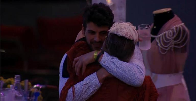 ”Sinto a sua falta”, disse Maycon à Isabella, menos de um dia após pedir Elana em casamento