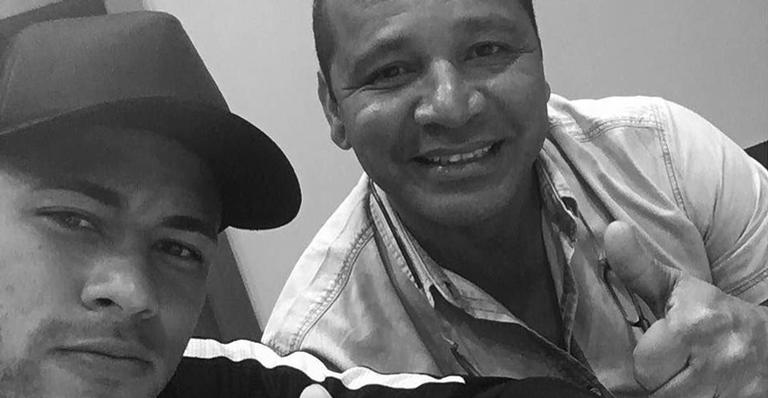 Pai de Neymar tem revival com atriz em Paris