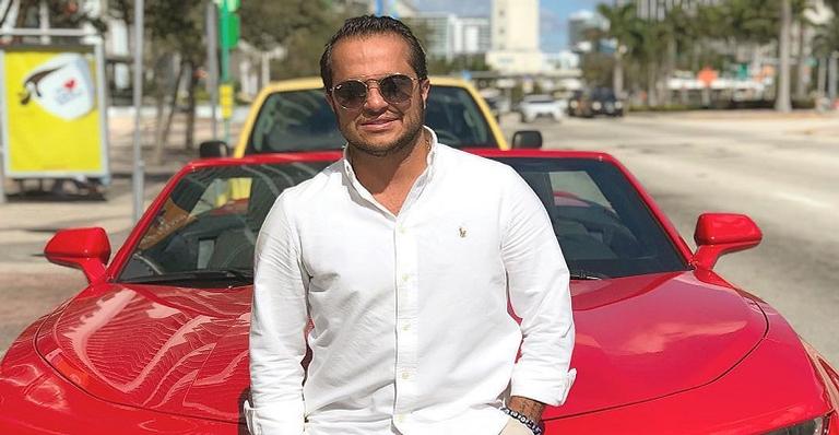 Thammy Miranda ostenta em Miami e brinca com seguidores