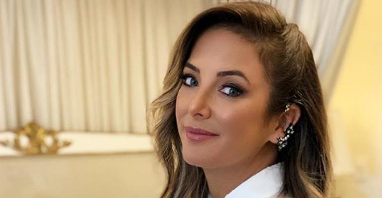 Ticiane Pinheiro posa com vestido justo e exibe barriga de grávida: ”17 semanas”