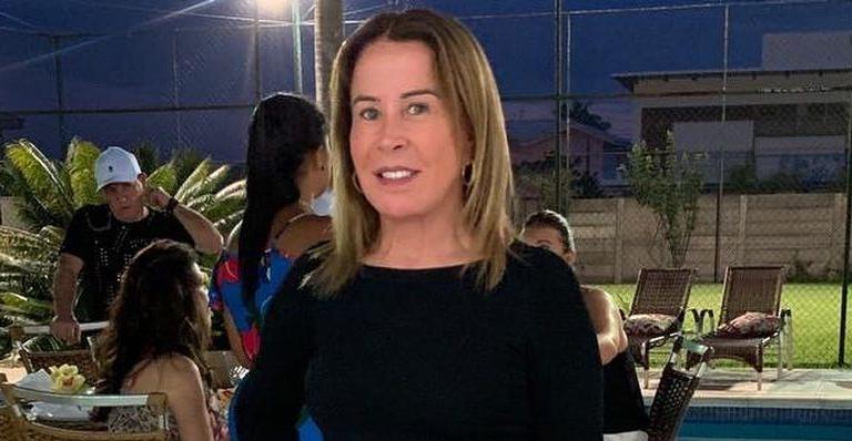 Zilu Camargo deixa corpão à mostra em dia de piscina e exibe maiô estiloso
