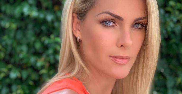 Ana Hickmann usa conjunto ousado e deixa a barriga chapada à mostra no Caribe