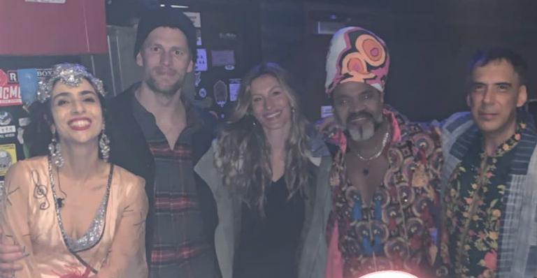 Gisele Bündchen leva Tom Brady ao show do grupo Tribalistas