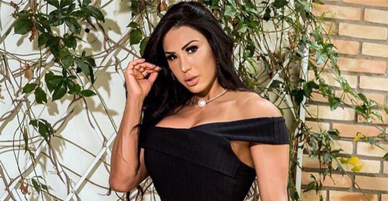 Gracyanne Barbosa surge de micro biquíni e seios impressionam fãs
