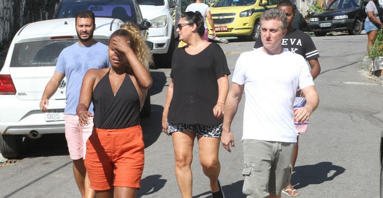 Luciano Huck visita o Vidigal após enchentes e deslizamento de terra