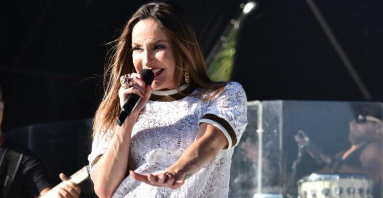Grávida, Claudia Leitte anima público em baile de Carnaval no Recife
