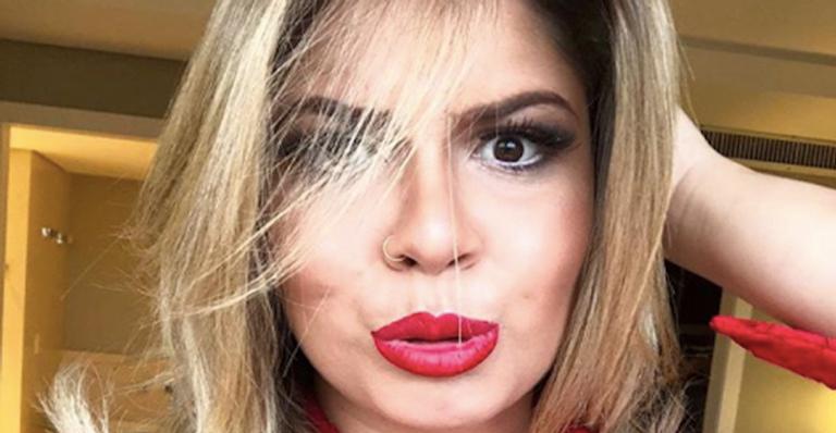 Marília Mendonça rouba a cena ao surgir deslumbrante com vestido decotado