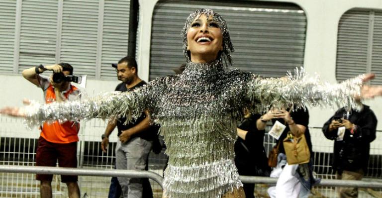 Com visual extravagante, Sabrina Sato arrasa em ensaio da Gaviões da Fiel