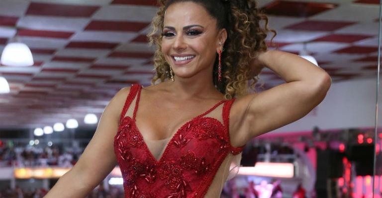 Viviane Araújo samba muito durante ensaio de Carnaval no Rio de Janeiro