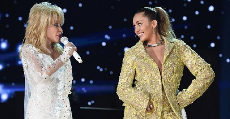 Homenageada, Dolly Parton se apresenta com a afilhada Miley Cyrus