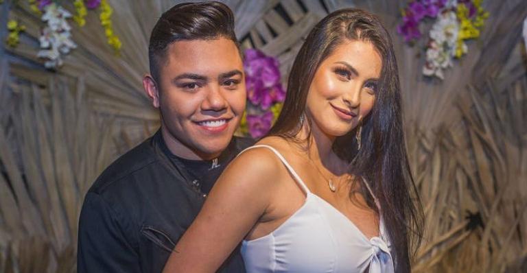 Nasce o primeiro filho do sertanejo Felipe Araújo com a psicóloga Caroline Marchezi