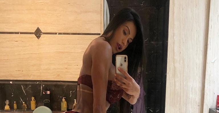 Gracyanne Barbosa renova o bronze e agita a web com enigmas; entenda!