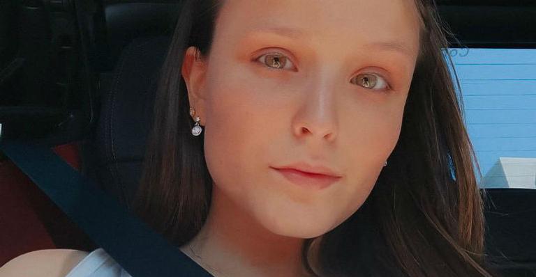 Larissa Manoela rebate críticas por sobrancelhas clarinhas