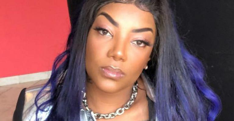 Ludmilla faz temperatura subir ao posar de lingerie