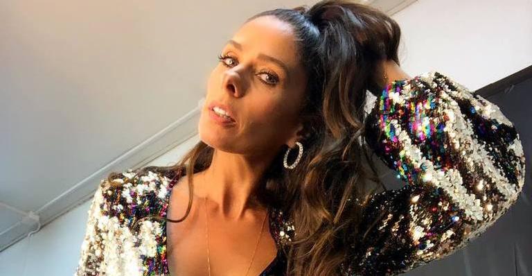 Adriane Galisteu posta selfie sem maquiagem e se diz confiante: ”Me achando linda”