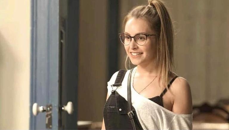 Gigi, personagem de Carla Diaz, carrega segredo e pode explicar viagens no tempo em Espelho da Vida