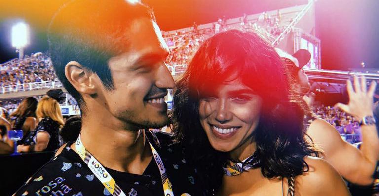 Gabriel Leone relembra primeiro encontro com Carla Salle: ”Estava vestido de Roberto Carlos”