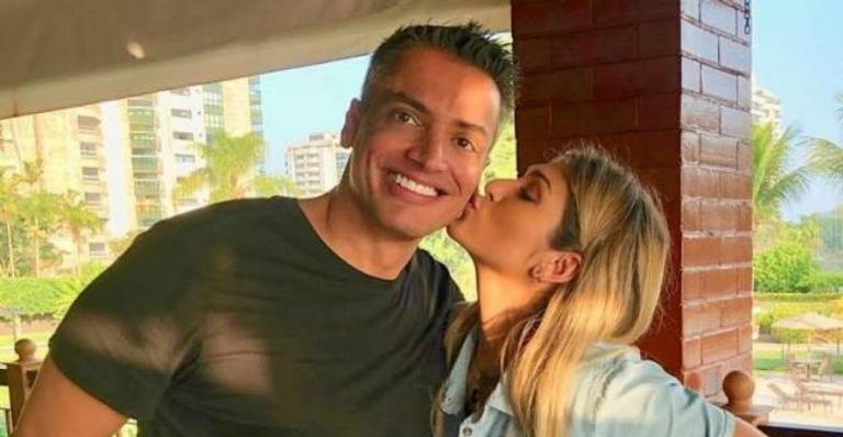 Lívia Andrade vira uma fera com fã que insinuou romance com Leo Dias