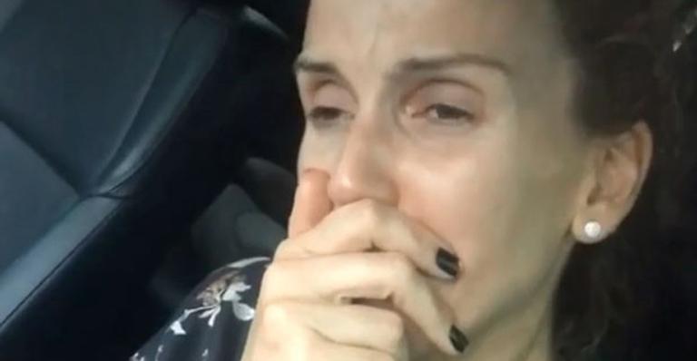 Amigos, Mariana Ferrão chora ao falar sobre a morte de Boechat: ”Mundo menos inteligente”