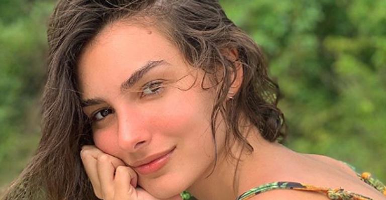 Marina Moschen exibe barriga chapada em dia de praia