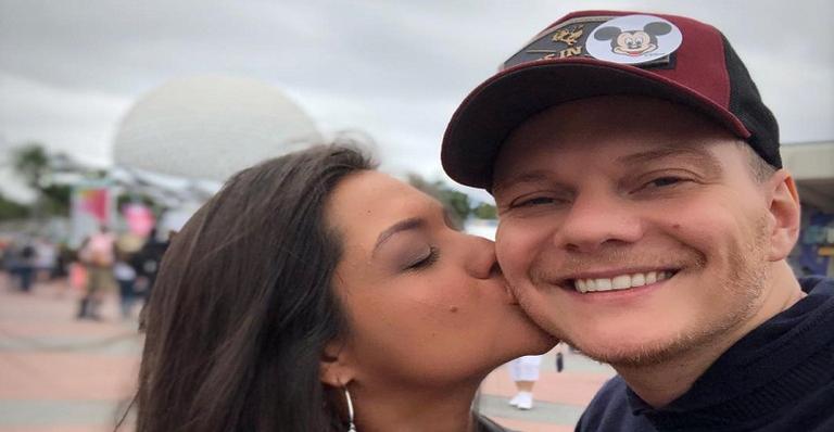 Thais Fersoza e Michel Teló curtem instante apaixonado na Disney