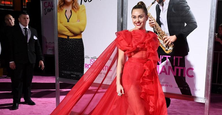 Deslumbrante, Miley Cyrus vai à estreia do filme do marido no lugar dele
