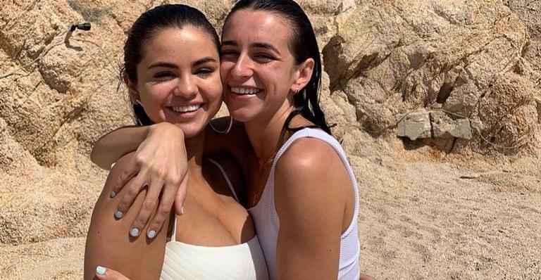 De volta às redes sociais, Selena Gomez compartilha momento íntimo com amigas