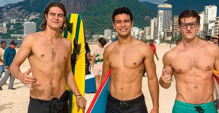 Atores da novela ‘Verão 90’ posam para foto durante gravação