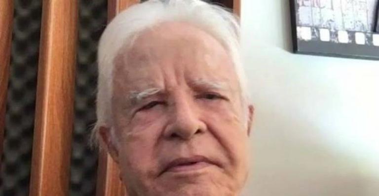 Aos 91 anos, Cid Moreira faz máscara facial e confessa: ”Machão que eu era, jamais faria máscara”
