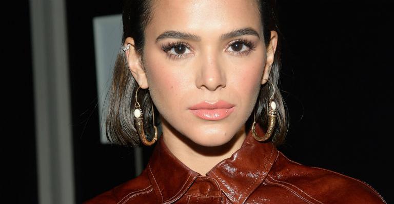 Bruna Marquezine rouba a cena no NYFW com look fashionista