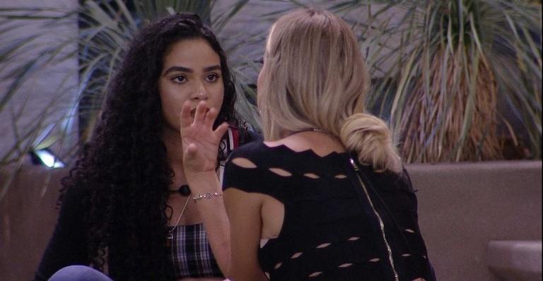 Isabella chama Elana para conversar e esclarecer possíveis problemas com a sister