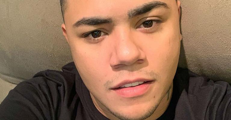 Felipe Araújo se derrete ao pegar o filho, Miguel, no colo